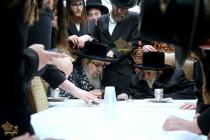 🌴בצל הקודש🌴
רבינו שליט"א אויף א באזוך ביי האדמו"ר 