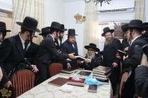 🌴בצל הקודש🌴
רבינו שליט"א ביים פארטיילן ספרו לב אהר