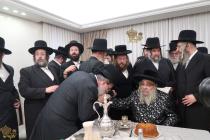 🌴בצל הקודש🌴
רבינו שליט"א ביי א מסיבת לחיים בבית הא