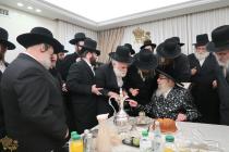 🌴בצל הקודש🌴
רבינו שליט"א ביי א מסיבת לחיים בבית הא