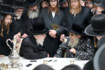 🌴בצל הקודש🌴
רבינו שליט"א אויף א באזוך ביי האדמו"ר 