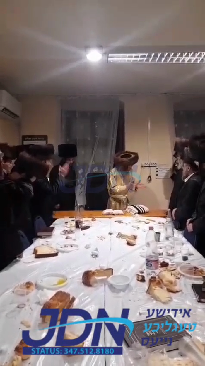 האדמו"ר מלעלוב ניקלשבורג נאך הבדלה מוצש"ק אין קערע