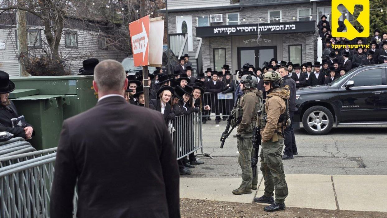 די מאסיווע זיכערהייט דעטאל ארום הויז ספיקער מייק ד