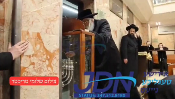 האדמו"ר מדושינסקיא ביי הדלקת נר חנוכה.