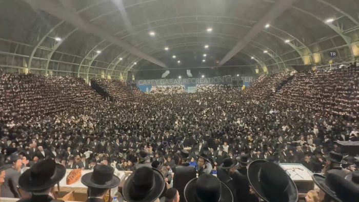 טויזענטער סאטמארע חסידים באטייליגן זיך ביי דער גרו