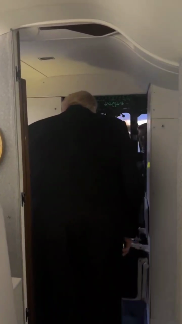 פרעזידענט טראמפ איבערראשט א פּילאט, אין דער טאג פון