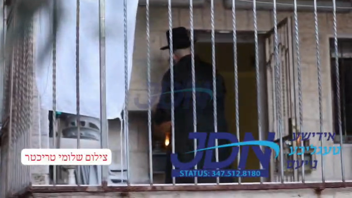 הגרי"ז סאלאווייטשיק ר"י בריסק ביי הדלקת נר חנוכה.