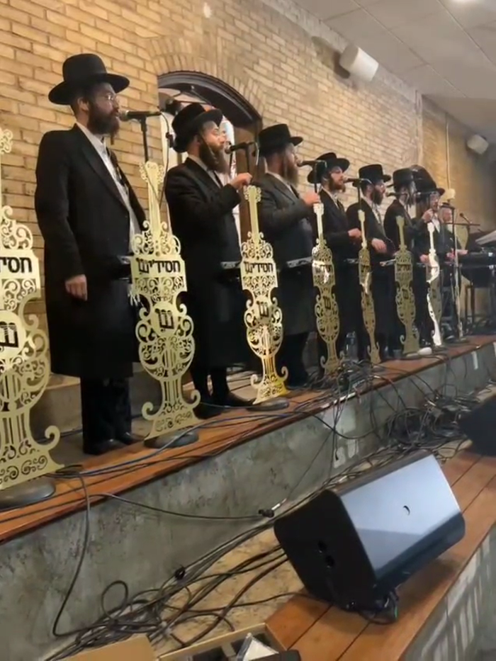 יַעְלְזוּ חֲסִידִים

מייסטערהאפטיגע זמירות ותשבחות