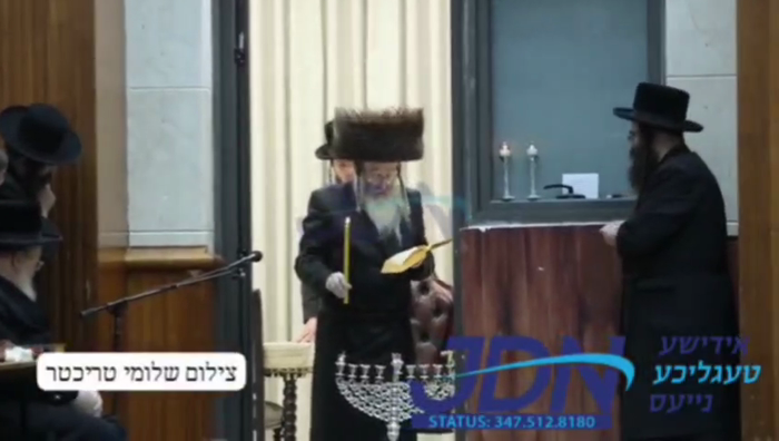 האדמו"ר מביאלא ביי הדלקת נר חנוכה.