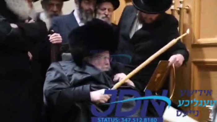 האדמו"ר מבעלזא ביי הדלקת נר חנוכה.