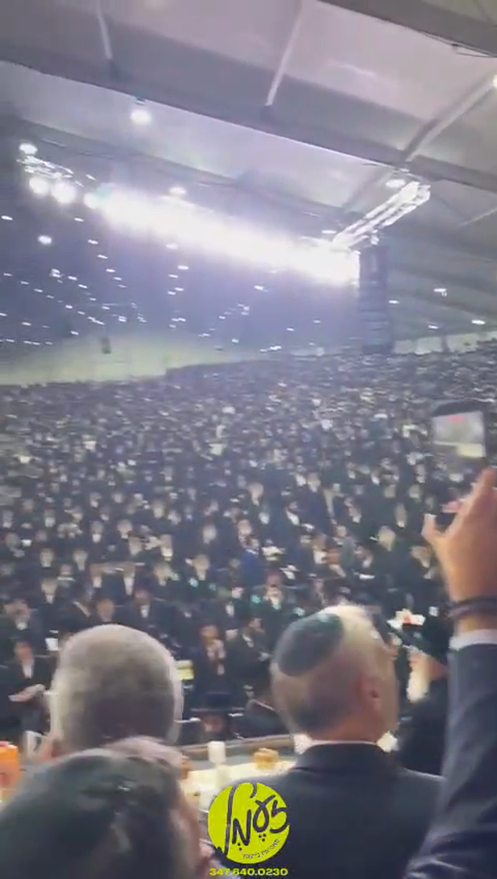 וויליאמסבורג - טויזנטער סאטמארער חסידים ביים סעודת