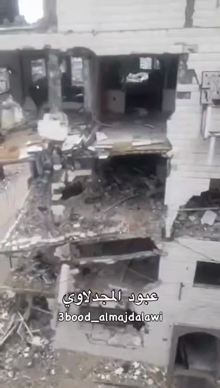 א פיר שטאקיגער געביידע, געשעדיגט פון די מלחמה מיט 