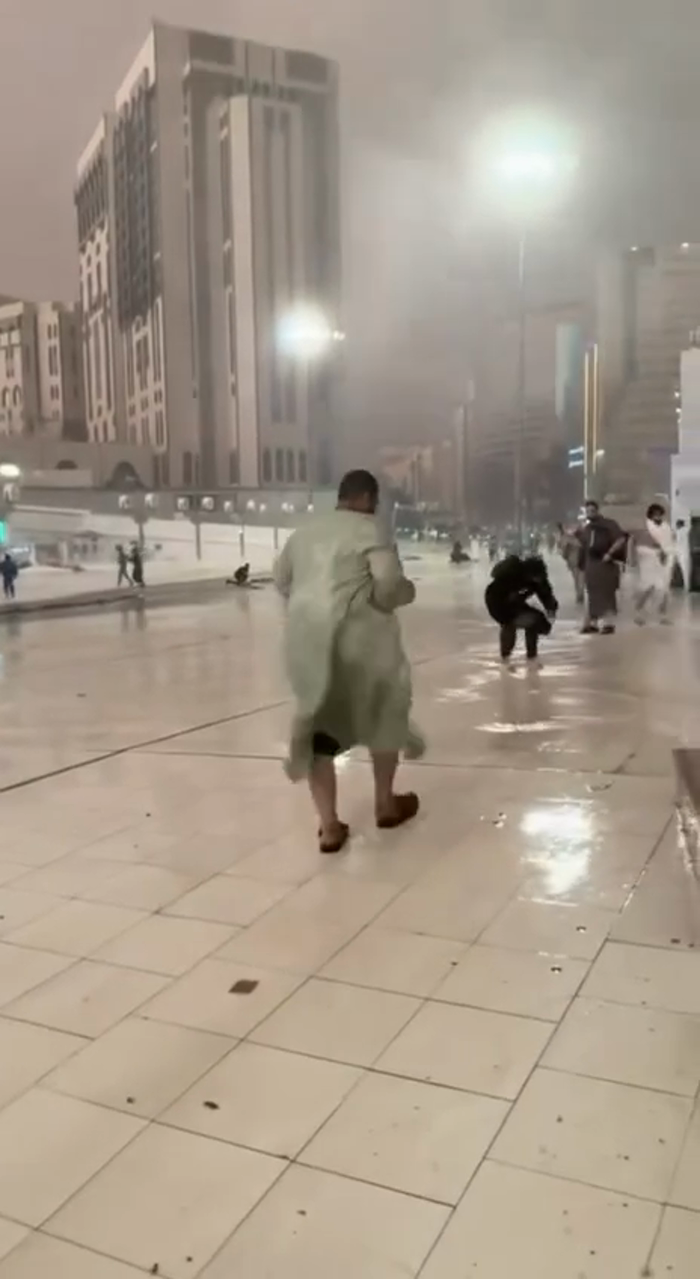 מאכטפולע רעגן שטורעמעס האבן באטראפן סאודי אראביע. 