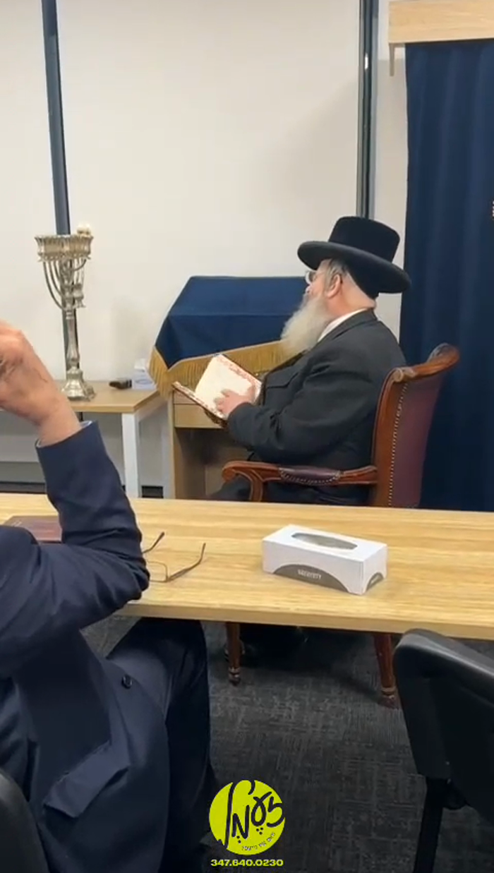 מעלבוירן - חנוכה ליכט צינדן ביי הגה"צ אב"ד קהל עדת