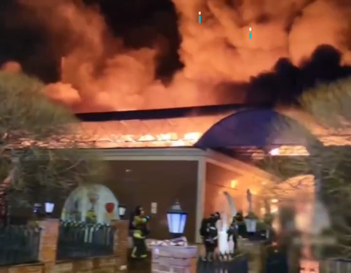 א מאסיווער פייער האט אויסגעבראכן אין א מארקעט אין 