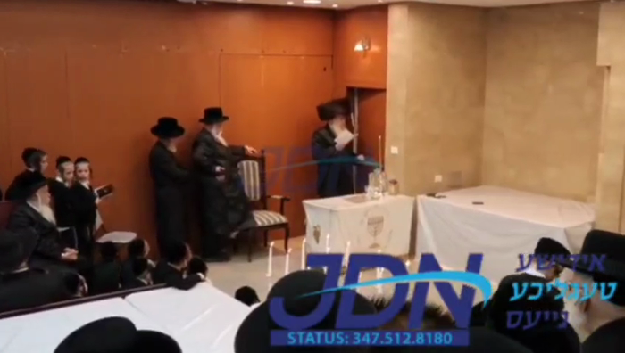 האדמו"ר מנדבורנה ביי הדלקת נר חנוכה.