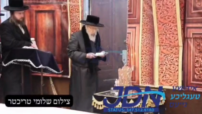 האדמו"ר מפינסק קארלין ביי הדלקת נר חנוכה.