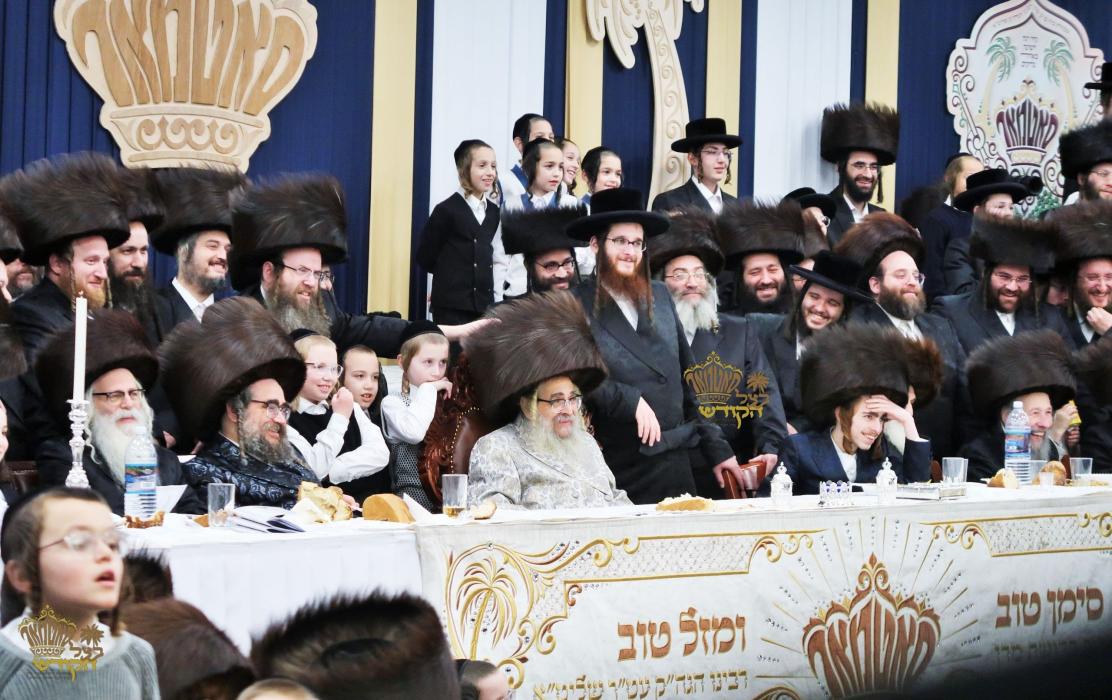 🌴בצל הקודש🌴
רבינו שליט''א ביים צענטראלן שמחת השבע 