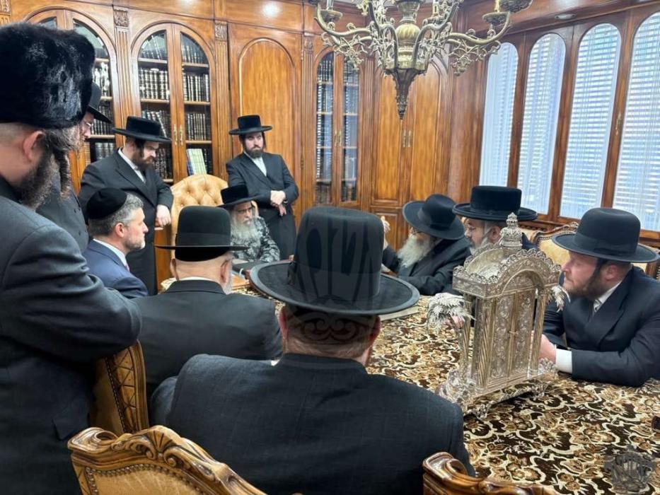 חולקין כבוד למלכות

היינט פארמיטאג איז פארגעקומען 