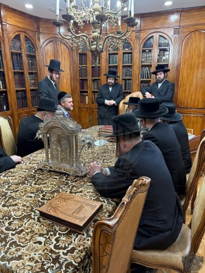 חולקין כבוד למלכות

היינט פארמיטאג איז פארגעקומען 