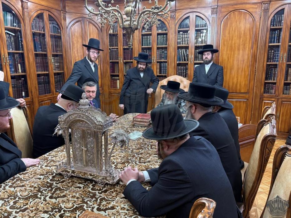 חולקין כבוד למלכות

היינט פארמיטאג איז פארגעקומען 