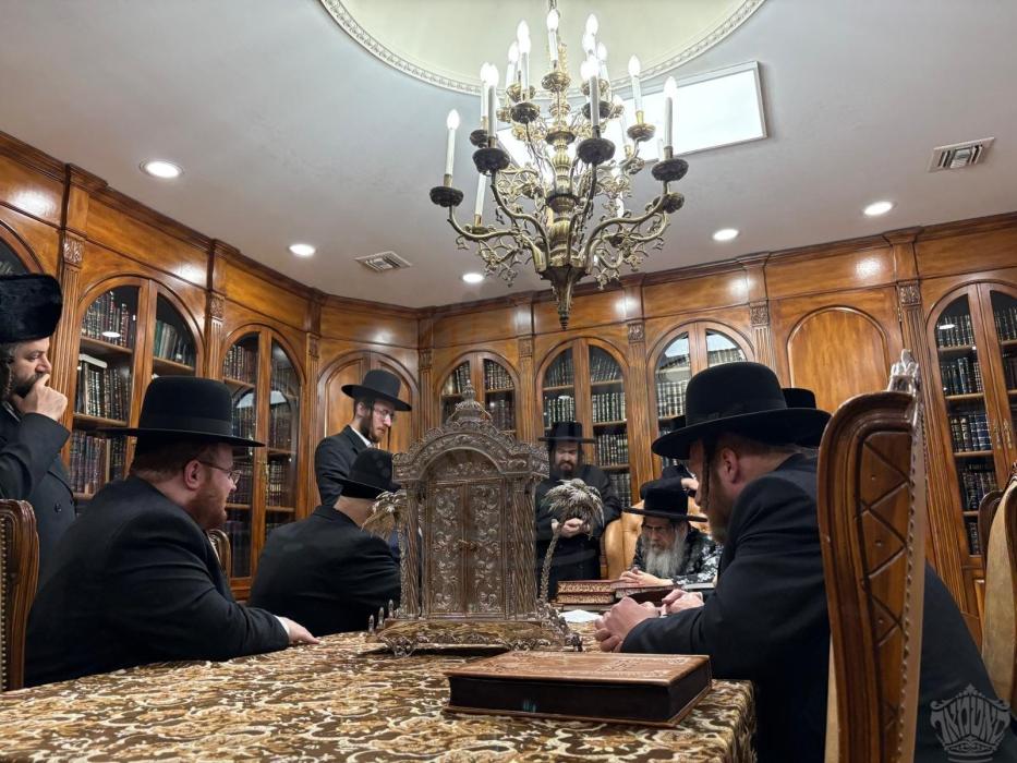 חולקין כבוד למלכות

היינט פארמיטאג איז פארגעקומען 