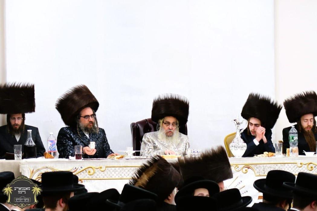 כ''ק רבינו הגה''ק שליט"א ביים שמחת השבע ברכות בחצר