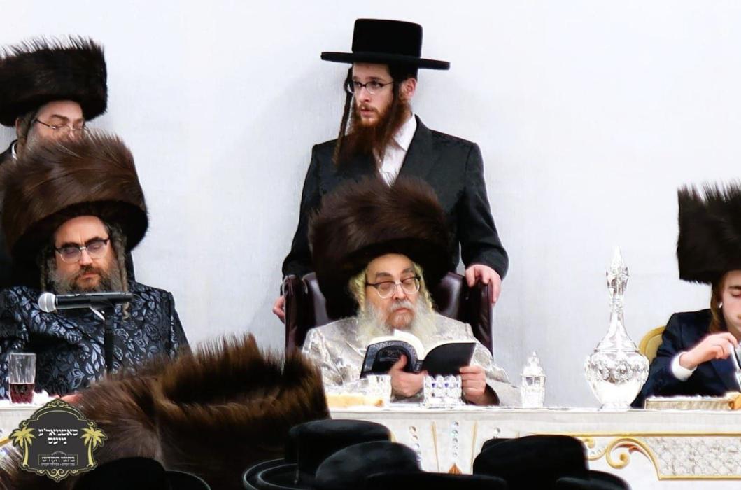 כ''ק רבינו הגה''ק שליט"א ביים שמחת השבע ברכות בחצר