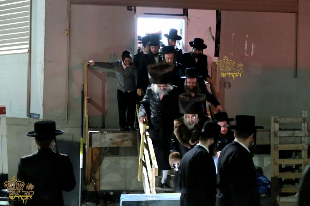 🌴בצל הקודש🌴
רבינו שליט''א ביים שמחת השבע ברכות אין