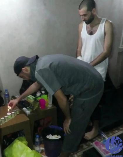 מדינת ישראל - שטייענדיג  ביים שוועל פון חנוכה איז 