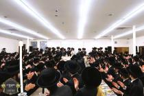 כ''ק רבינו הגה''ק שליט"א ביים שמחת השבע ברכות בחצר