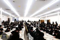 כ''ק רבינו הגה''ק שליט"א ביים שמחת השבע ברכות בחצר