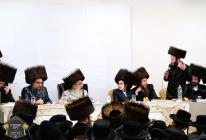 כ''ק רבינו הגה''ק שליט"א ביים שמחת השבע ברכות בחצר