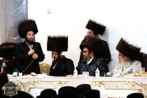 כ''ק רבינו הגה''ק שליט"א ביים שמחת השבע ברכות בחצר