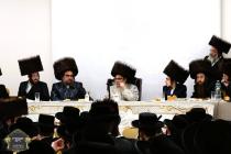 כ''ק רבינו הגה''ק שליט"א ביים שמחת השבע ברכות בחצר