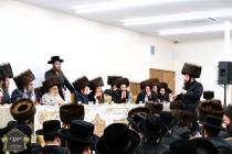 כ''ק רבינו הגה''ק שליט"א ביים שמחת השבע ברכות בחצר