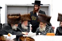 🌴בצל הקודש🌴
רבינו שליט''א ביים שמחת השבע ברכות אין