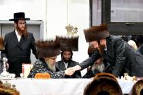 🌴בצל הקודש🌴
רבינו שליט''א ביים שמחת השבע ברכות אין