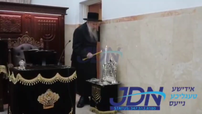 האדמו"ר מטשארנאביל ביי הדלקת נר חנוכה.