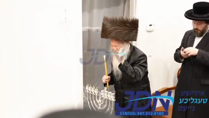 הגה"צ רבי מרדכי שטיינער ביי הדלקת נר חנוכה.
