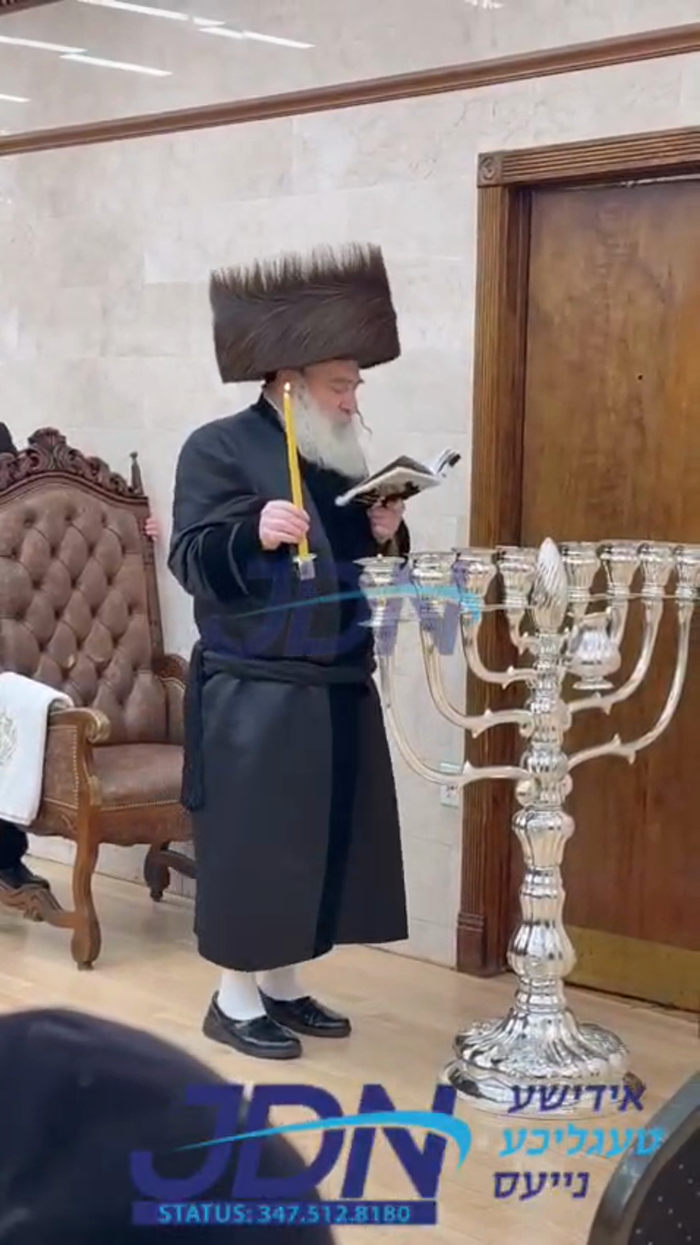 האדמו"ר מקראלי ביי הדלקת נר חנוכה.