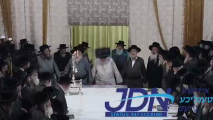 האדמו"ר מתולדות אהרן, אין א ריקוד נאך הדלקת הנרות,