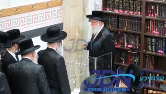 האדמו"ר מוויען ביי הדלקת נר חנוכה.