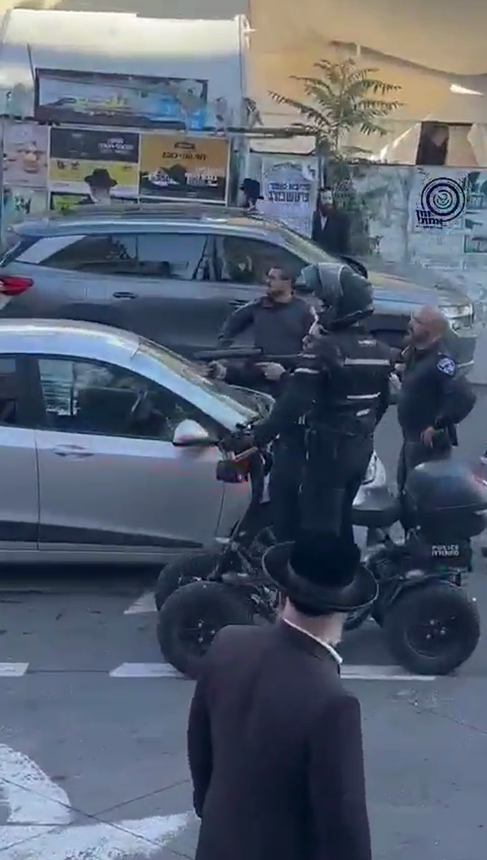 א פאליציי אפיציר אין ירושלים ווערט אפגעכאפט ארויסש