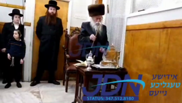 האדמו"ר מטשערנאביל ביי הדלקת נר חנוכה.