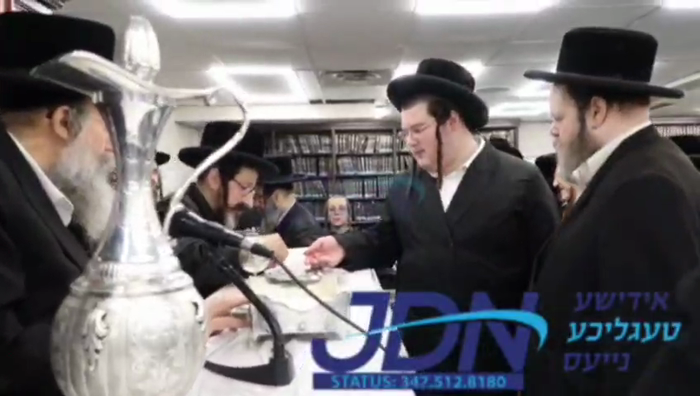 האדמו"ר מסקולען ביים טיילן חנוכה געלט פאר תלמידי י