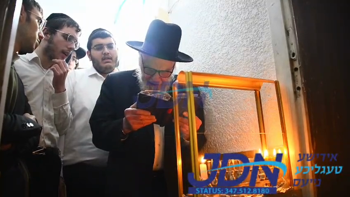 הגרמ"ה הירש ר"י סלאבאדקע ביי הדלקת נר חנוכה.