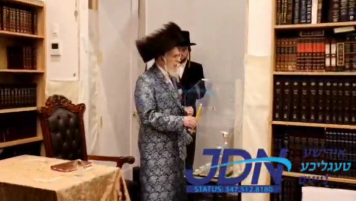 האדמו"ר מקאסאן ביי הדלקת נר חנוכה, אין בארא פארק.