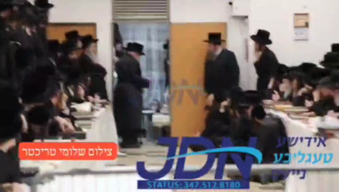 האדמו"ר מראחמיסטריווקא ביי הדלקת נר חנוכה.