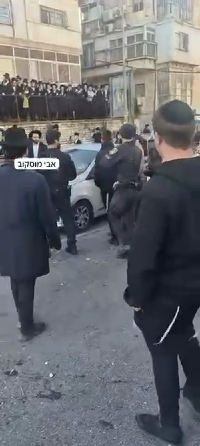 אין א באזונדערע אינצידענט איז אן אפיציר געזען געוו